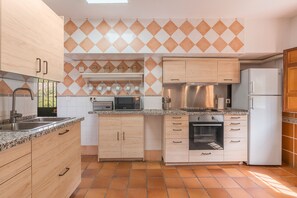 Fridge, microwave, oven, stovetop - Country House 'Hitos' with Mountain View, Wi-Fi and Air Conditioning (Monachil)