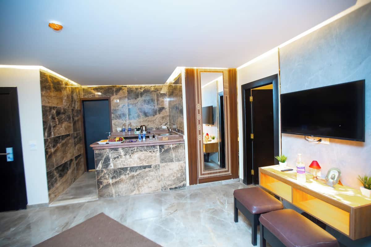 Family Studio Suite | In-room safe, blackout drapes, iron/ironing board, free WiFi