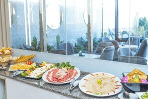 Frokostbuffé hver dag (mot et tillegg)