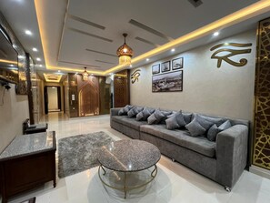 شقة بتجهيزات أساسية - بشرفة | خزنة داخل الغرفة وستائر تعتيم ومكواة/لوح كي وواي فاي مجانًا