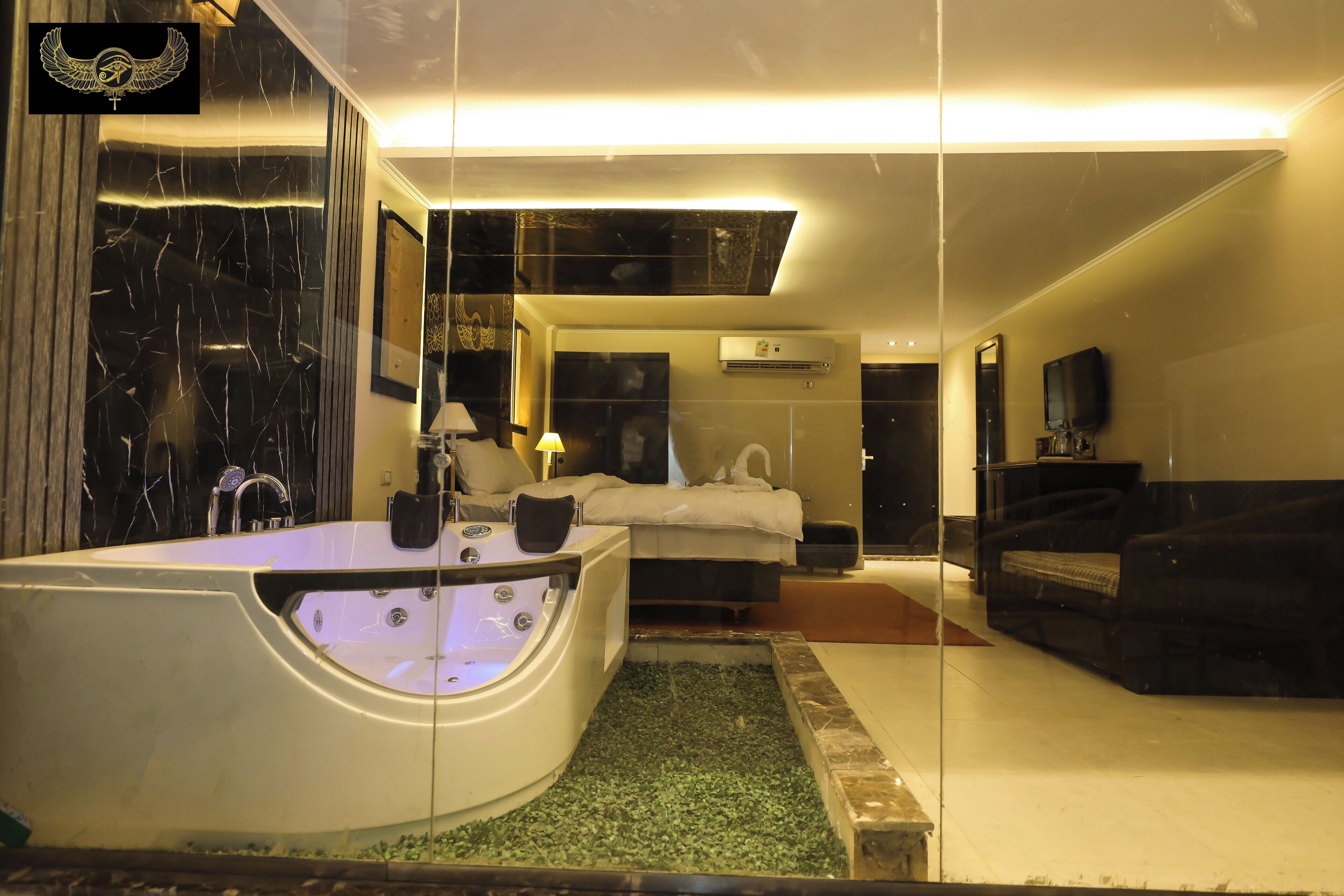 华丽套房, 阳台 | 客房内保险箱、遮光窗帘、熨斗/熨板、免费 WiFi