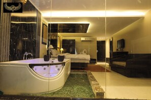 Deluxe Suite, Balcony | In-room safe, blackout drapes, iron/ironing board, free WiFi - Comfort Inn Giza (Giza)