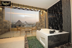 Deluxe Suite, Balcony | In-room safe, blackout curtains, iron/ironing board, free WiFi - Comfort Inn Giza (Giza)