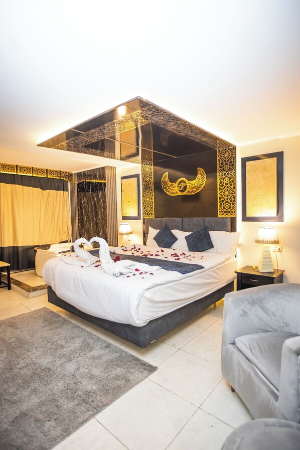 جناح ديلوكس - بشرفة | خزنة داخل الغرفة وستائر تعتيم ومكواة/لوح كي وواي فاي مجانًا