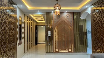 Apartamento básico, sacada | Cofres nos quartos, cortinas blackout, ferros/tábuas de passar roupa