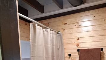 Suihku, pyyhkeet, saippua, sampoo