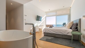 3 bedrooms, iron/ironing board, WiFi (free), bed sheets