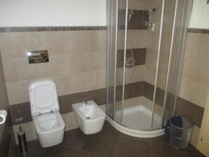 Shower, eco-friendly toiletries, hair dryer, bidet - Apartment in Villa with garden. (Arco)