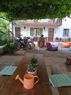 Outdoor dining - Apartment in Villa with garden. (Arco)