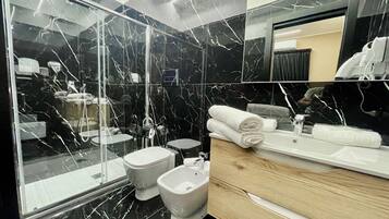 Dusche, Haartrockner, Bidet, Handtücher