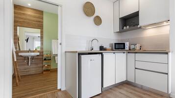 Frigorífic, microones, placa de cuina i torradora