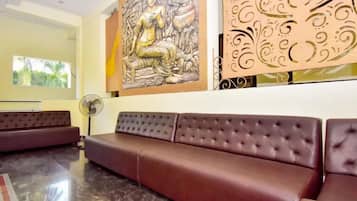 Coin salon dans le hall