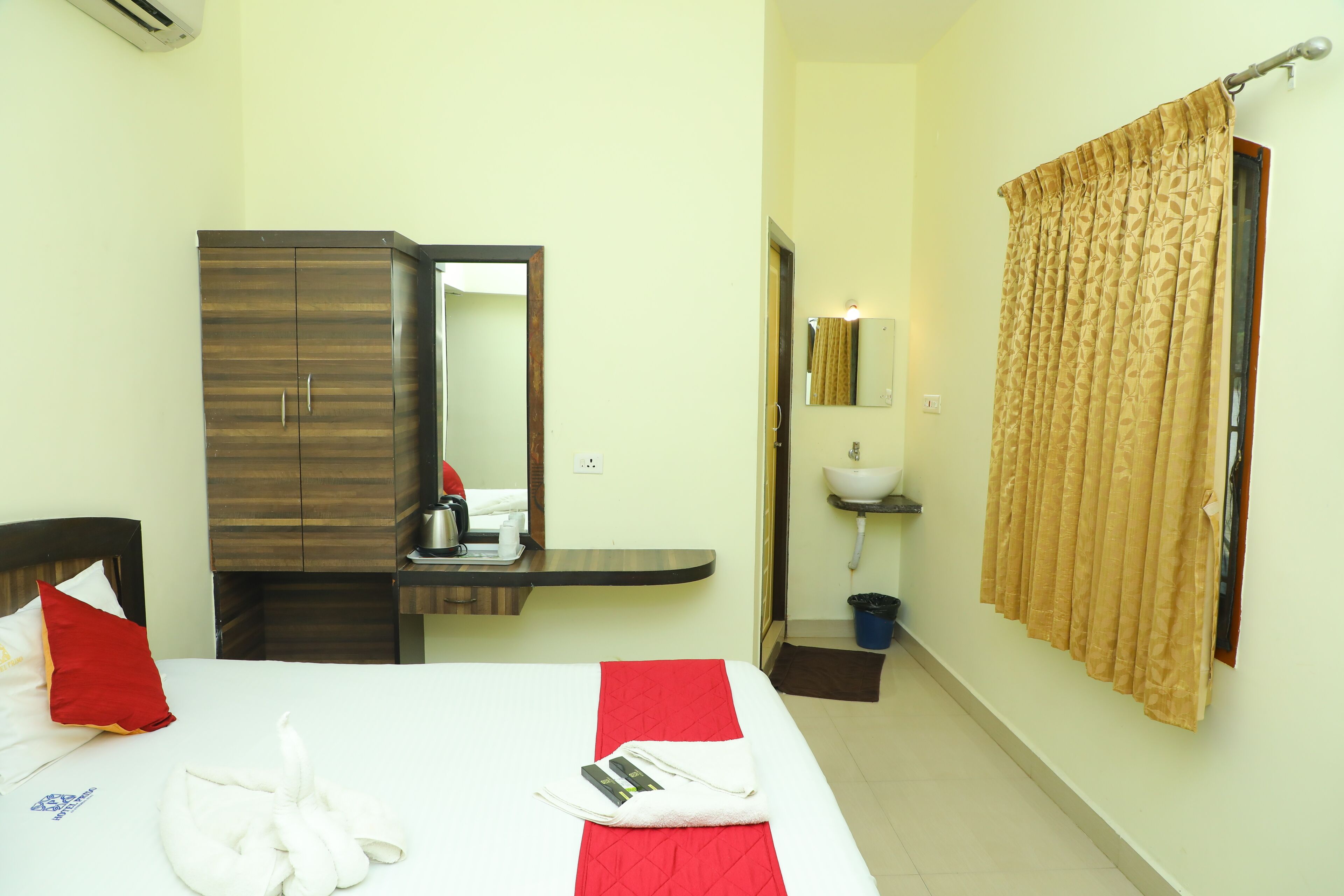 Habitación doble Deluxe | Ropa de cama de alta calidad y escritorio 