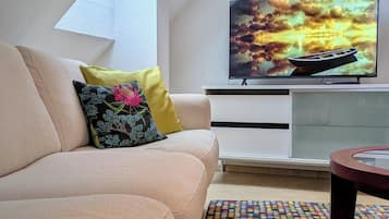 Een smart-tv en boeken