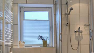 Haartrockner, Handtücher, Seife, Toilettenpapier