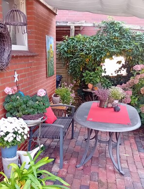 Outdoor dining - Quiet vacation apartment in the heart of Norden - central and cozy (Norden)