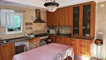 KylskÄp, mikrovÄgsugn, ugn och spishÀll