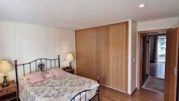 2 quartos, ferros/tábuas de passar roupa, Wi-Fi de cortesia