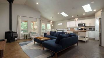 Casa, varias camas, patio, vista al jardín (Murphy's Resort) | Área de sala de estar | Televisión de pantalla plana de 50 pulgadas con canales digitales