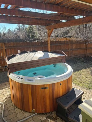 Outdoor spa tub - Murphys Resort 3 BDR for 8! (Bend)