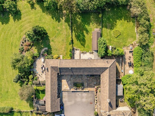 4 bedroom accommodation in Holmfirth