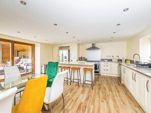 食器洗い機、ハイチェア、調理器具と食器