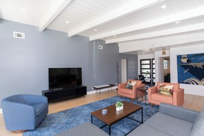 TV, fireplace, stereo - Comfy Home w/ Spacious Yard, BBQ Outside (Arroyo Grande)