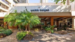 L’entrée d’un hôtel, avec une enseigne indiquant « WaiKiki Banyan ».