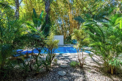 Poolside garden apartment w king, Playa Guiones