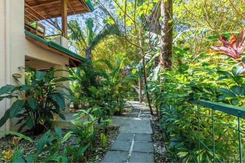 Poolside garden apartment w king, Playa Guiones