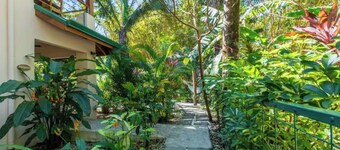 Poolside garden apartment w king, Playa Guiones