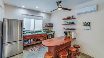 冰箱、微波炉、烤箱、炉灶