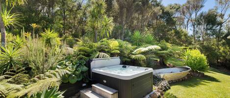 Outdoor spa tub