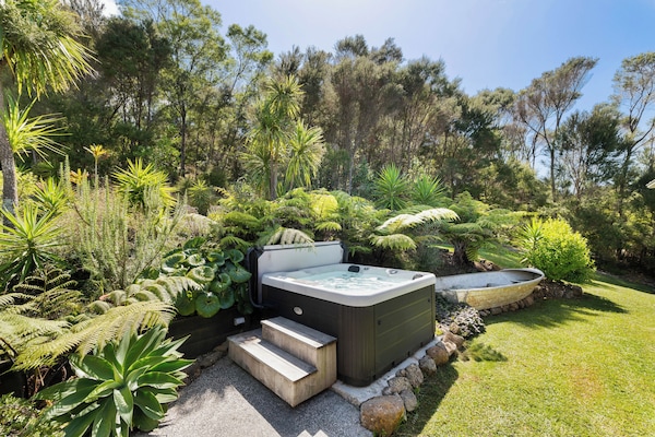 Spa pool in peaceful garden setting - the perfect spot to see the stars at night