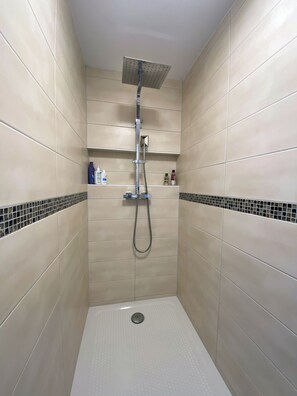 Shower, hair dryer, towels, soap - Newly renovated vacation apartment with three bedrooms (Diez)