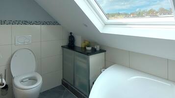 Dusche, Haartrockner, Handtücher, Seife