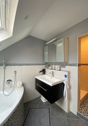 Dutxa, assecador de cabells, tovalloles i sabó 