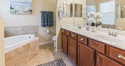 Charming 2-bedroom villa in Bradenton with at Heritage Harbor Country Club