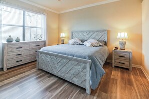 2 soverom, skrivebord, strykejern/-brett og wi-fi (inkludert)