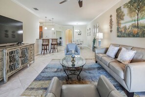 Smart TV - Charming 2-bedroom villa in Bradenton with at Heritage Harbor Country Club (Bradenton)