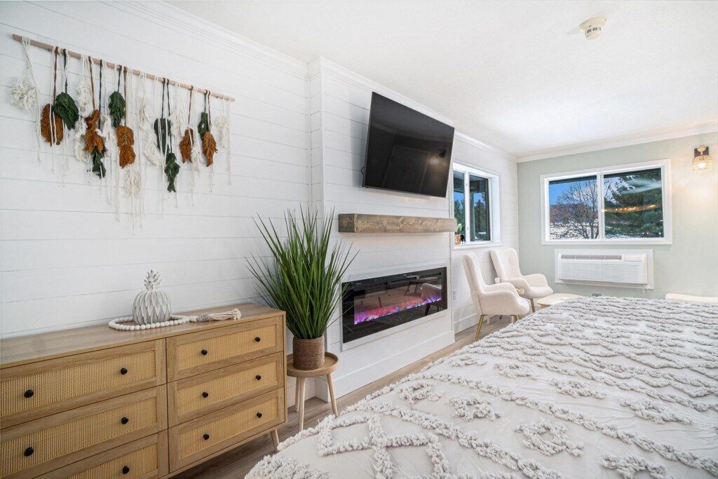 1 bedroom, travel crib, WiFi, bed sheets