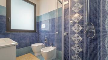 Shower, hair dryer, bidet, towels