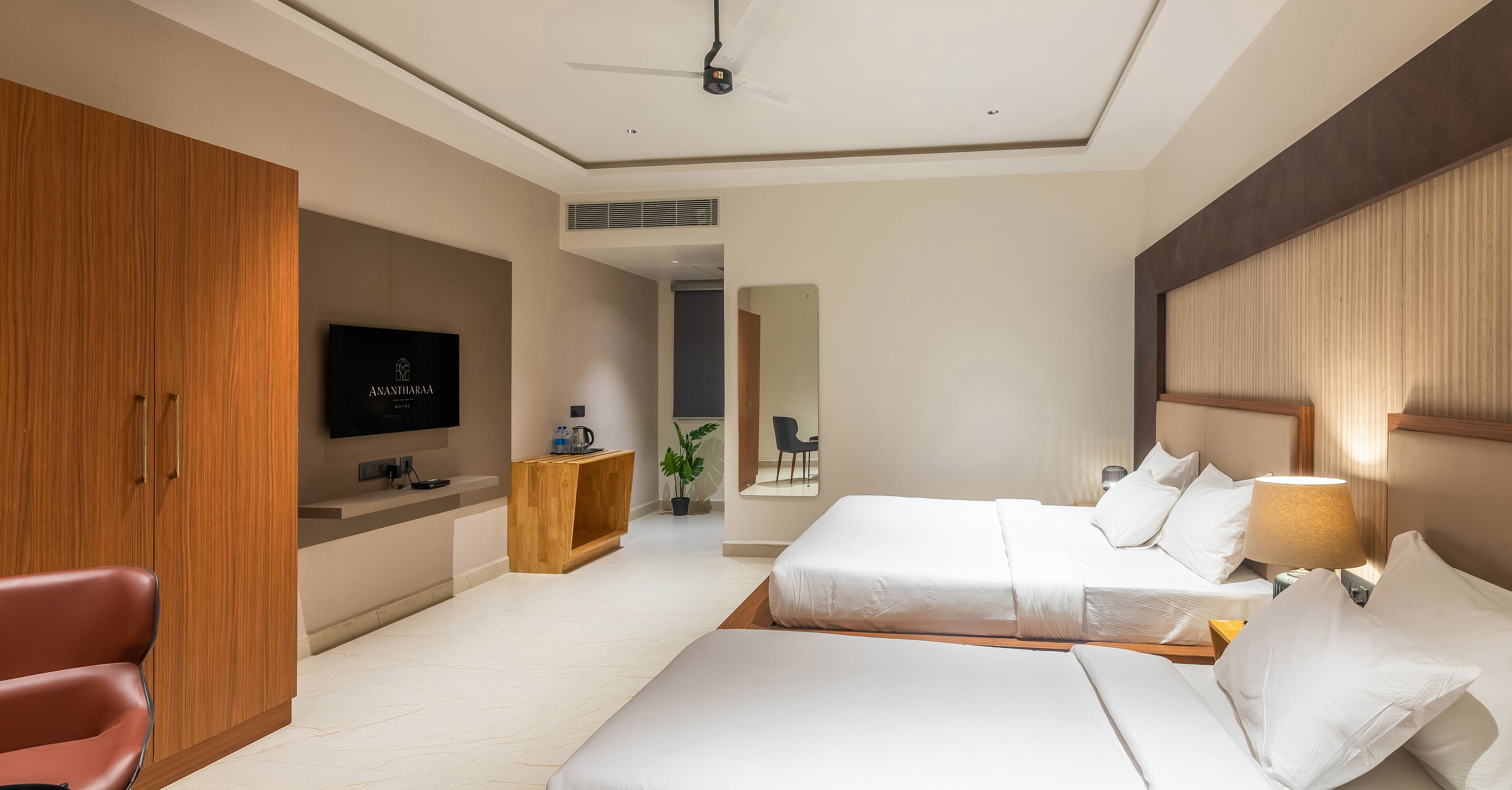 办公桌、免费 WiFi、床单