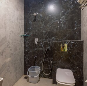 Ducha, toallas, jabón, shampoo