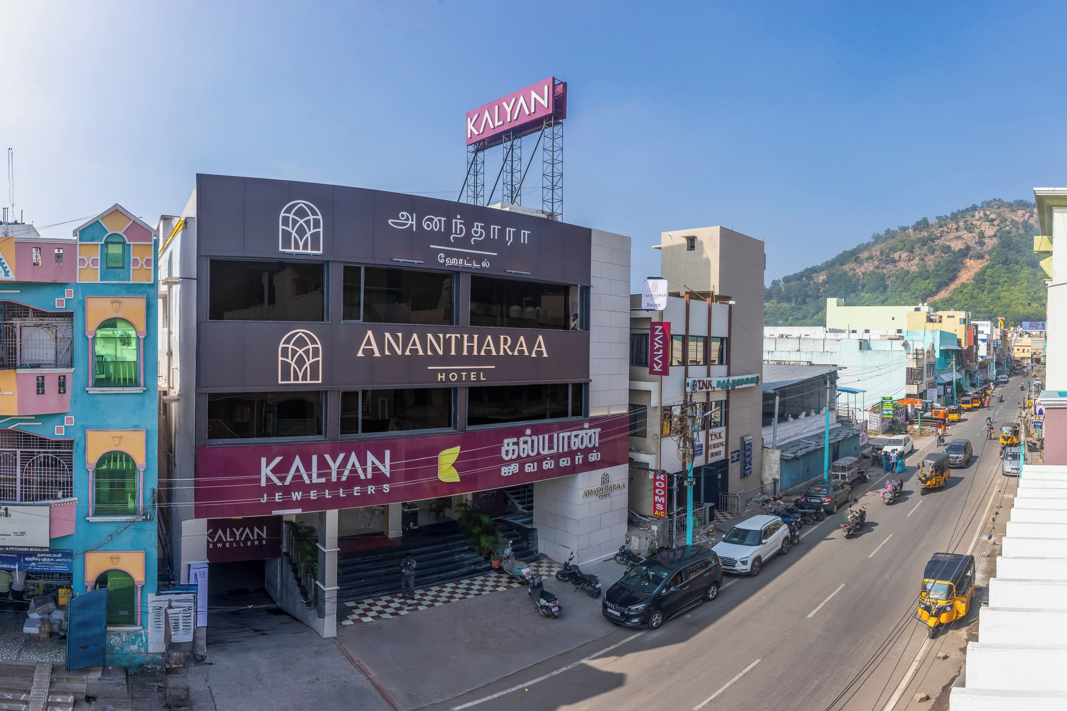 Ein Hotel namens Anantharaa mit einem Schild für Kalyan Jewelers.