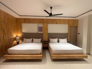 Royal Suite | Desk, free WiFi, bed sheets - Anantharaa Hotel (Tiruvannamalai)