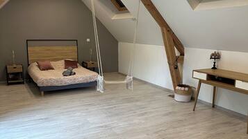 7 habitaciones, tabla de planchar con plancha y cuna de viaje