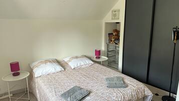 7 bedrooms, iron/ironing board, travel cot, free WiFi