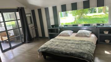 7 habitaciones, tabla de planchar con plancha y cuna de viaje