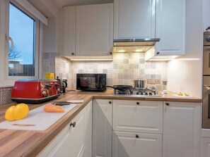 Fridge, microwave, oven, stovetop - Cosy House by Wembley Stadium with parking (Wembley)